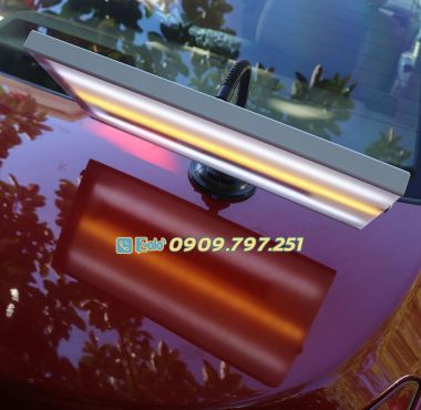 Đèn soi vết móp thân xe ô tô sử dụng pin