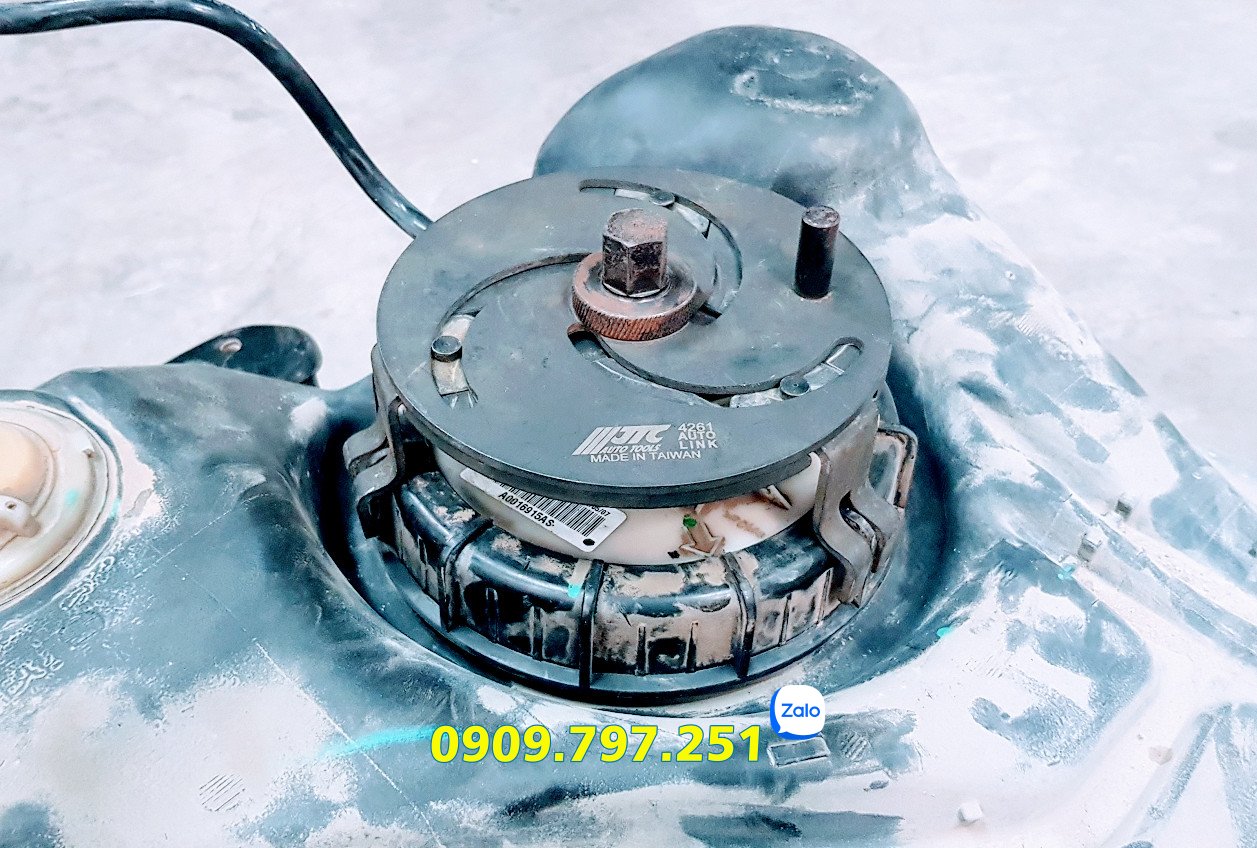 Cảo nắp thùng xăng 3 chân JTC 4261